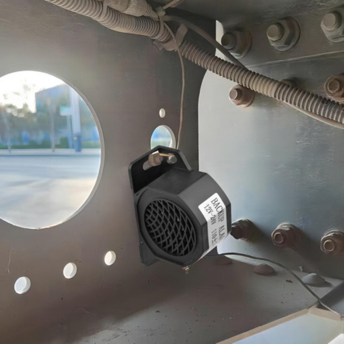 Alarma Reversa Hella Equipo Pesado Uso Rudo Trailer Camion Negro image number null