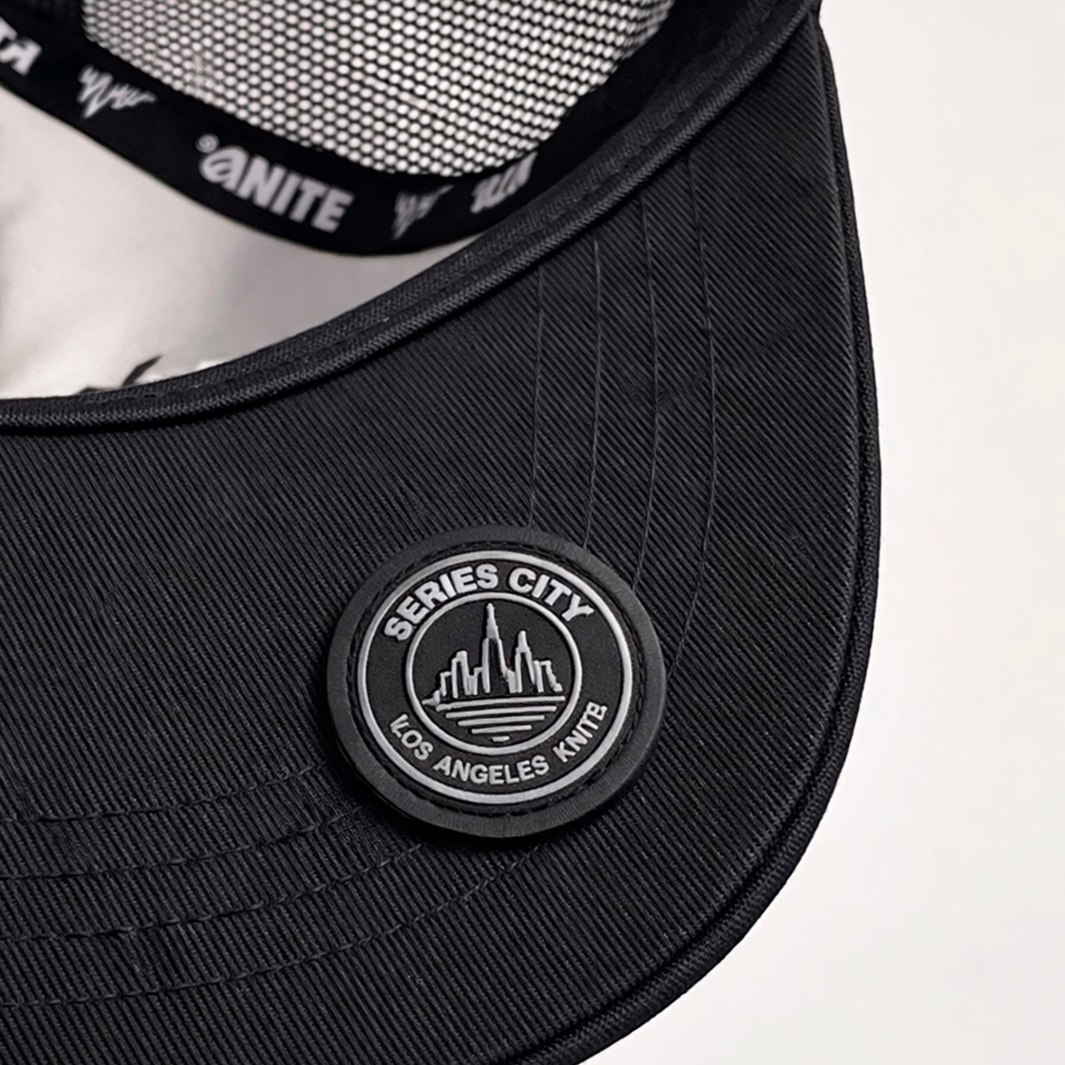 Gorra Knite City Hombre Trucker Malla negra Los Angeles image number null