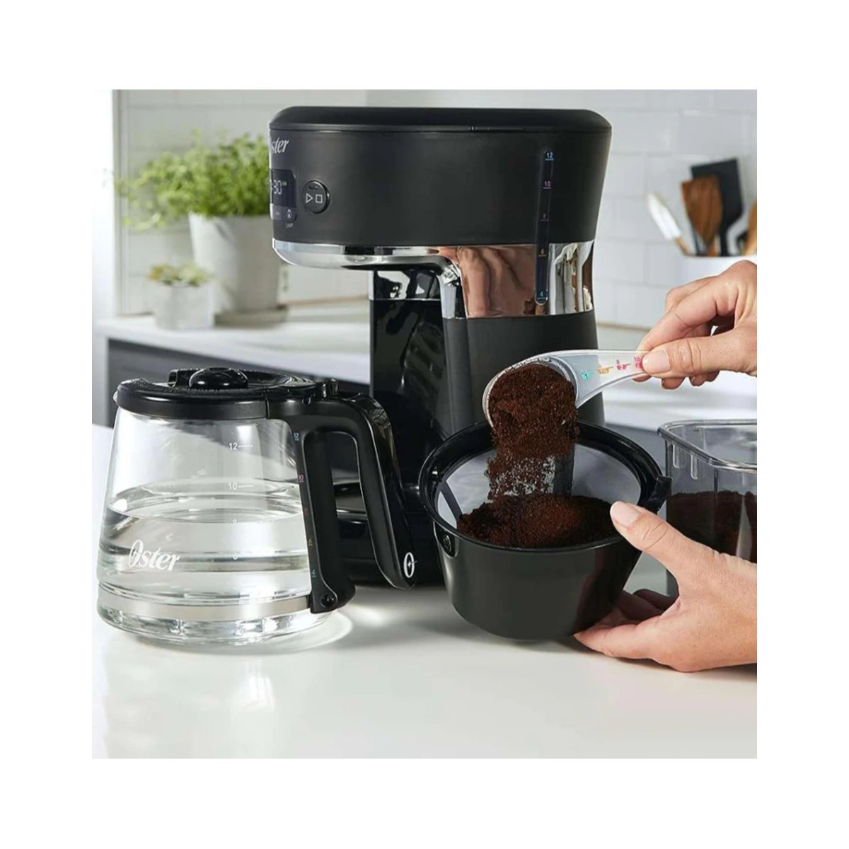 Cafetera Programable Oster con Sistema de Medici&oacute;n 12 Tazas Negra BVSTRF100 image number null