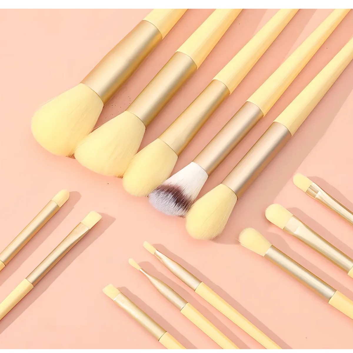 Juego de 13 brochas de maquillaje profesional con bolsa color amarillo image number null
