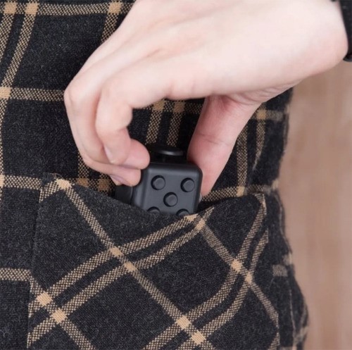 "Fidget Cube - Juguete Anti Estr&eacute;s negro con rojo " image number null