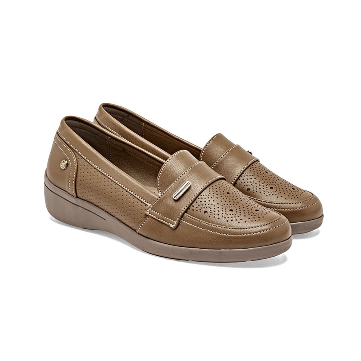 Mocas&iacute;n de mujer con perforaciones y cu&ntilde;a baja color camel image number null