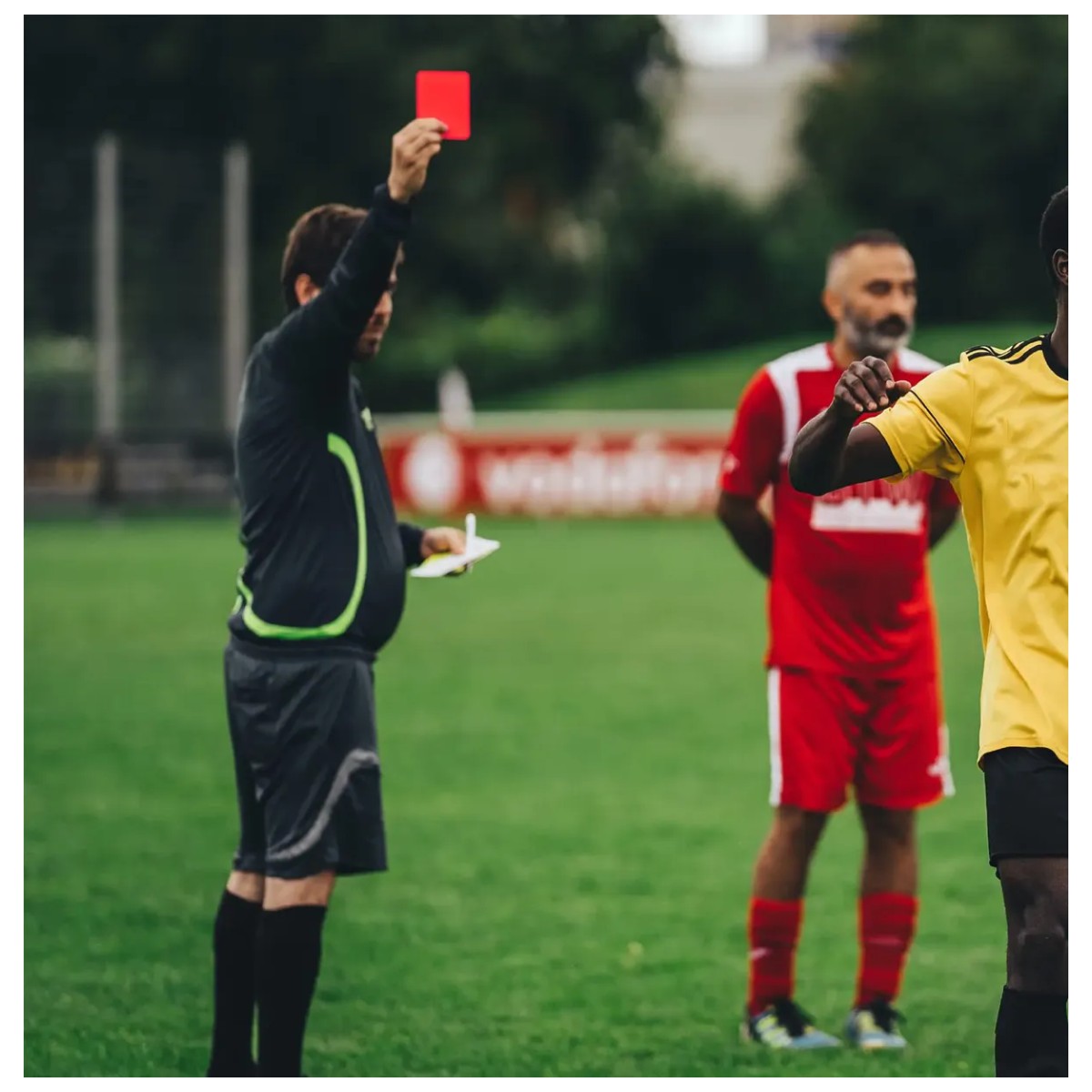 Silbato, Banderines, Tarjetas, Brazalete Equipo Arbittro Futbol image number null