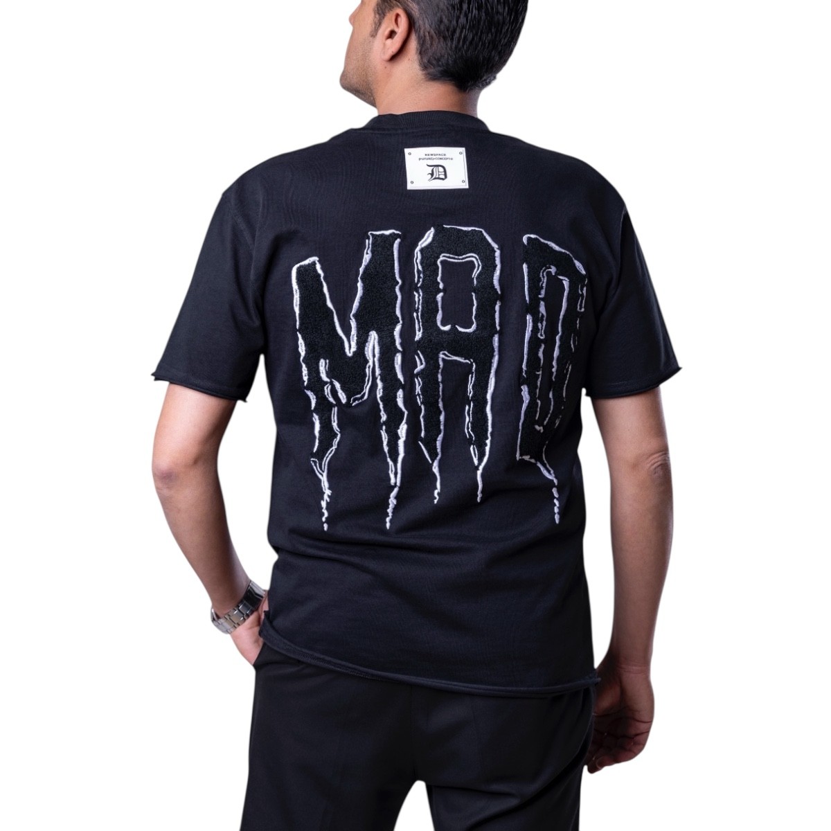 Playera Overside de manga corta color negro, confeccionada en algod&oacute;n de alta calidad Republic image number null