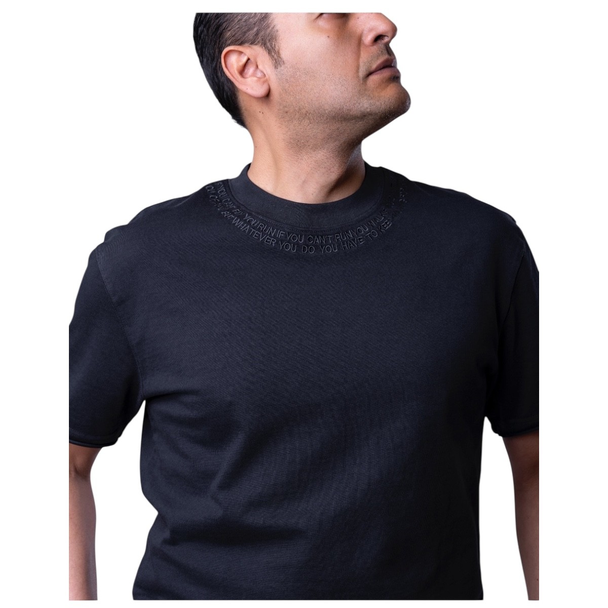 Playera Overside de manga corta color negro, confeccionada en algod&oacute;n de alta calidad Republic image number null