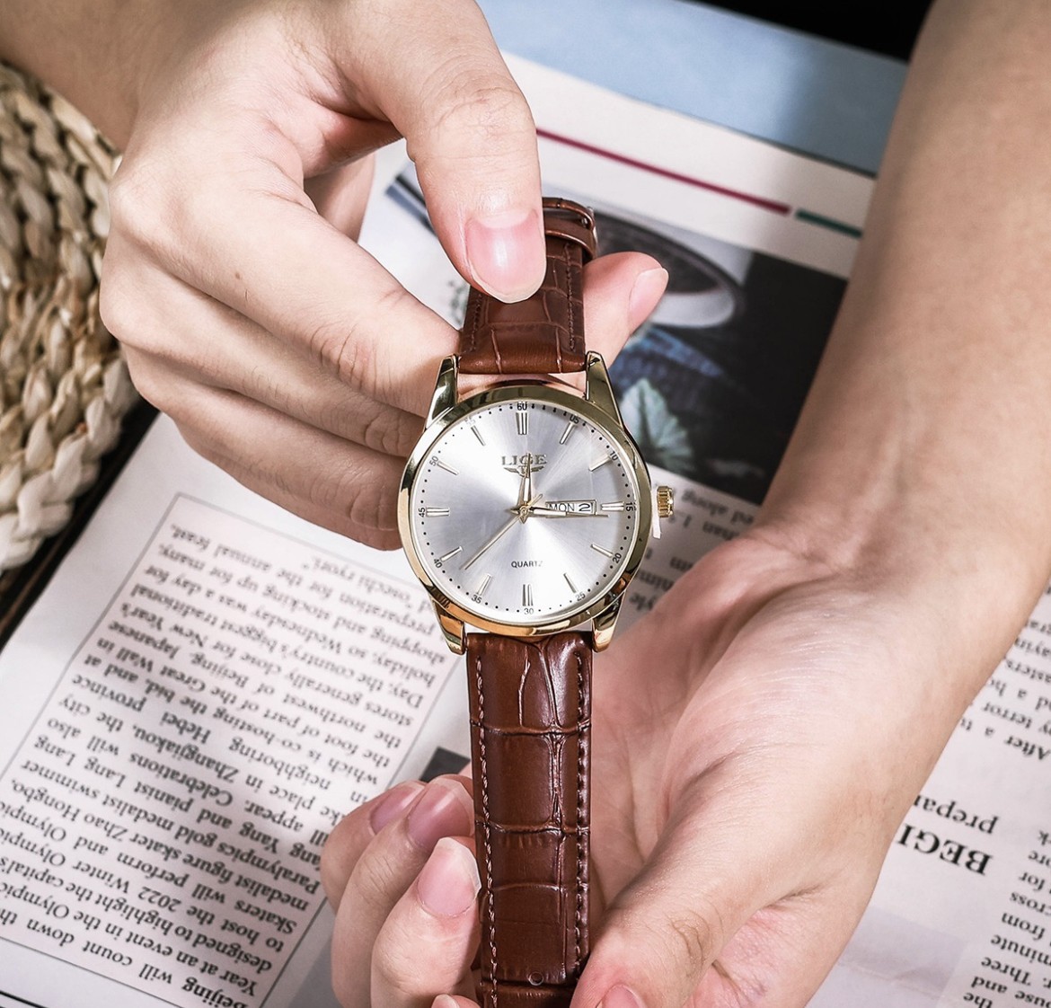 Reloj De Cuarzo Hombre Lige LG8970 Pulsera De Cuero Correa Marr&oacute;n Bisel Dorado Fondo Blanco Quartz 3 ATM 22mm Anchura Wristwatch image number null