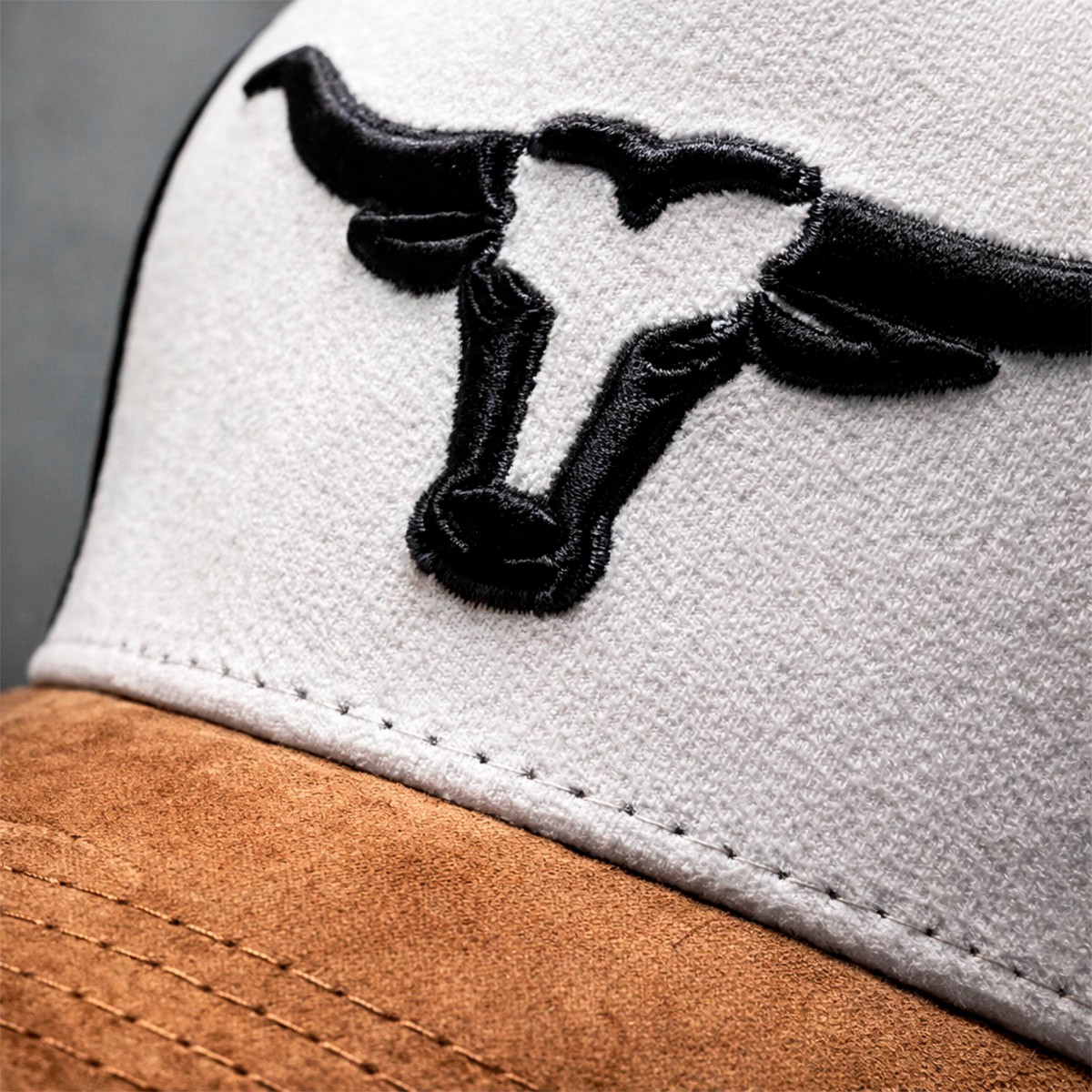 Gorra Trucker Livestock White Range Toro Gamuza Ajustable image number null