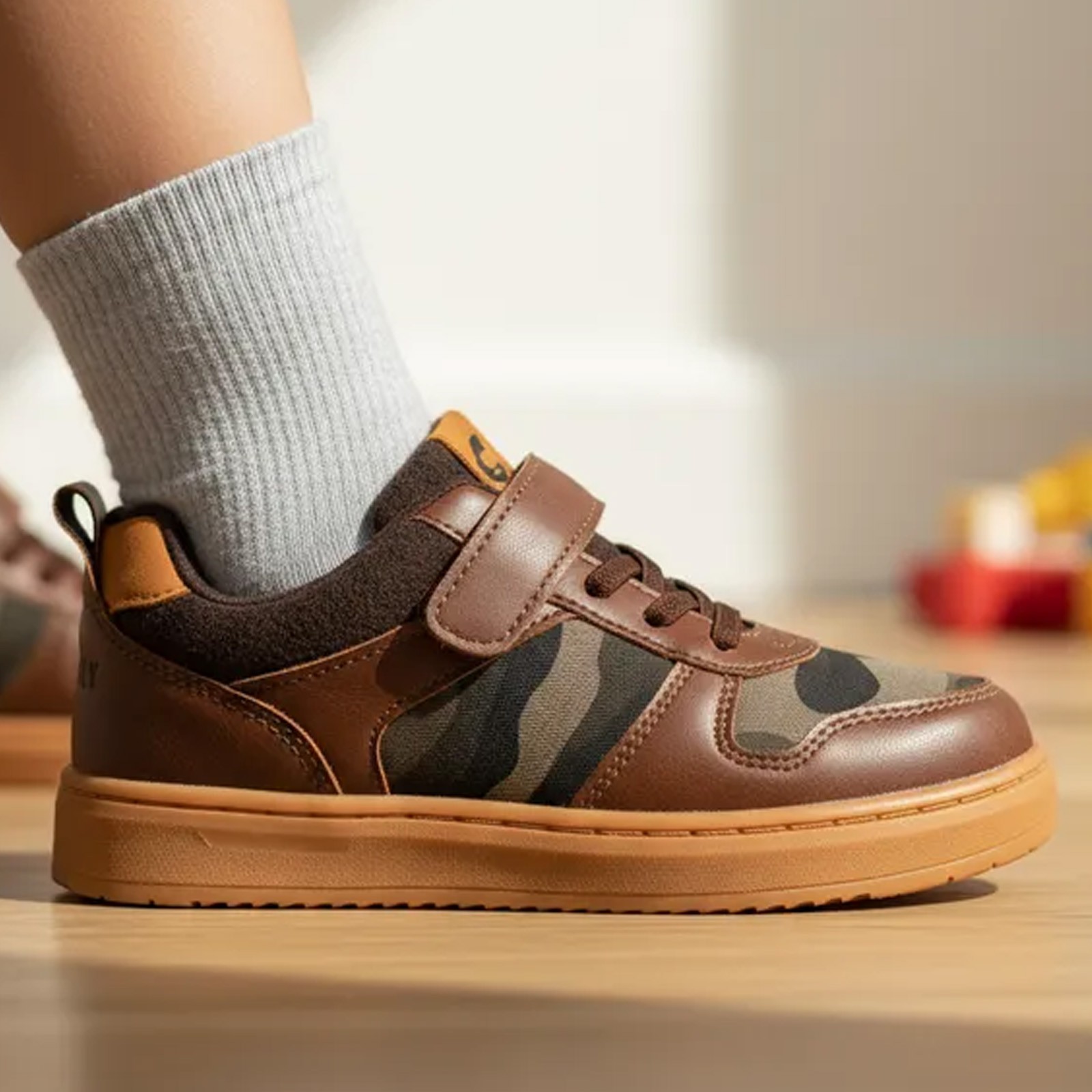 Tenis Casual Para Ni&ntilde;o Charly Kids Original 1079305 Caf&eacute; Ajuste En Velcro image number null