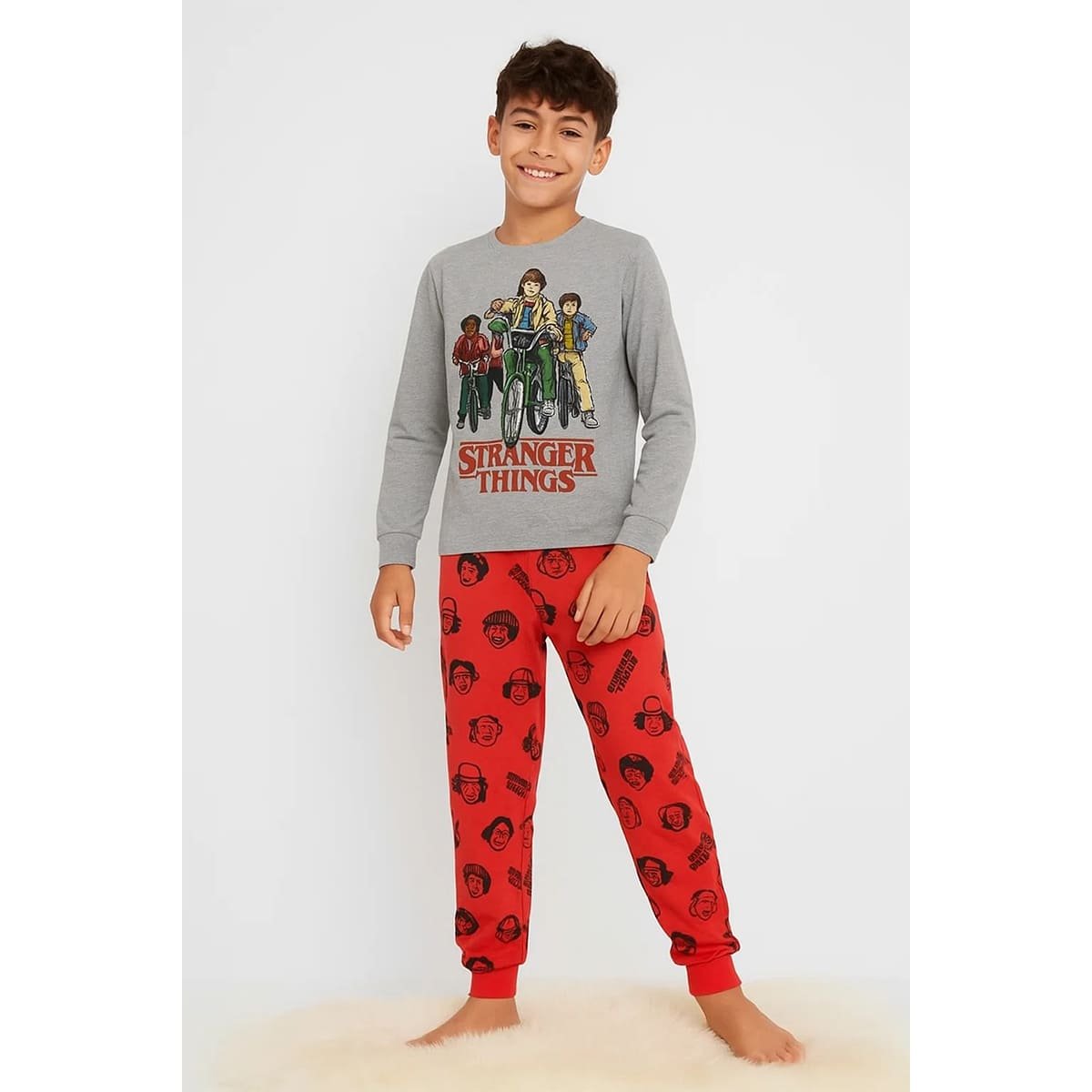 Pijama de Playera Manga Larga y Pantal&oacute;n con Dise&ntilde;o Stranger Things para Ni&ntilde;o image number null