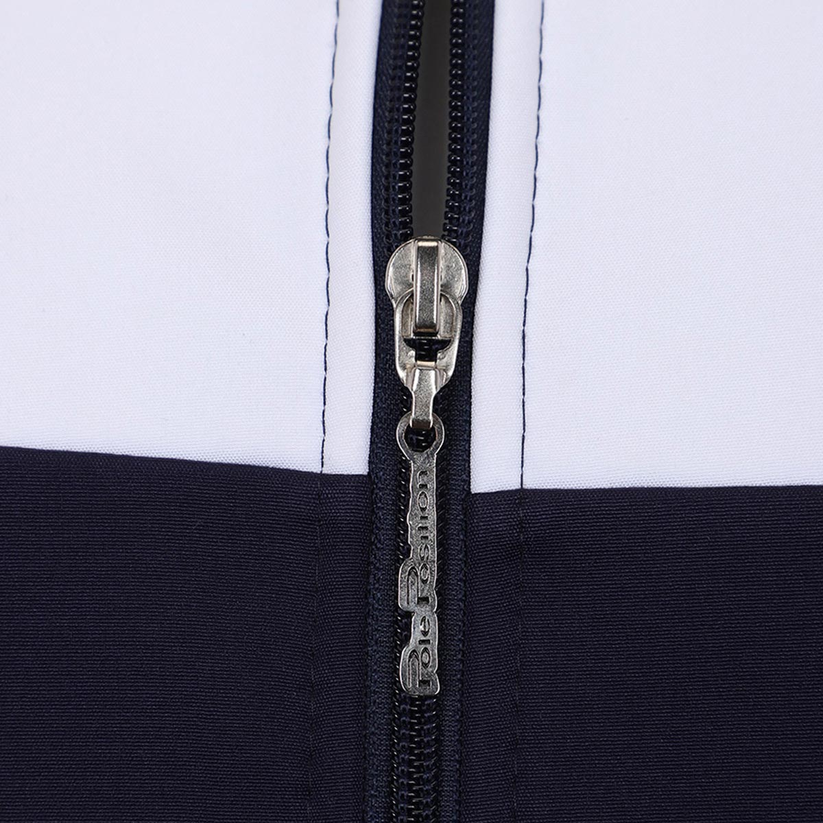 Chamarra Cuello Alto Dise&ntilde;o Escuder&iacute;a 26 Pole Position Azul Marino para Hombre image number null