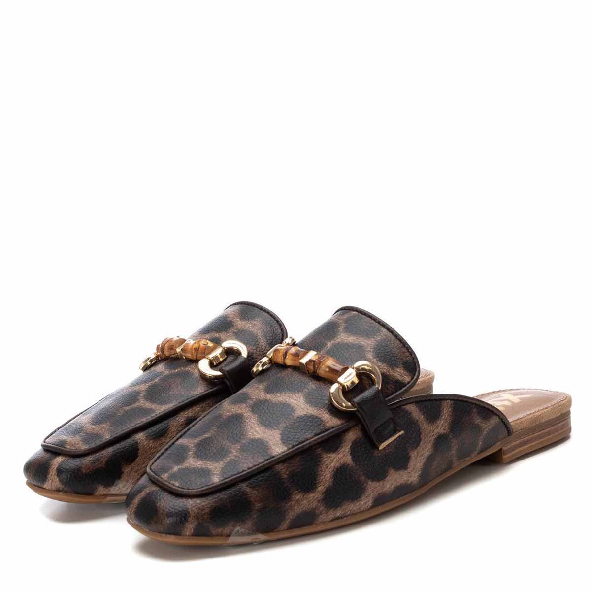 Mocas&iacute;n Destalonado Xti Animal Print con Aplicaci&oacute;n para Mujer image number null