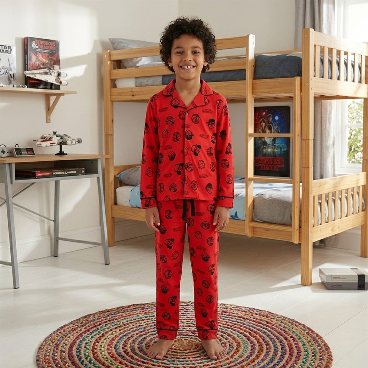 Pijama de Playera Manga Larga y Pantal&oacute;n Dise&ntilde;o Stranger Things para Ni&ntilde;o image number null