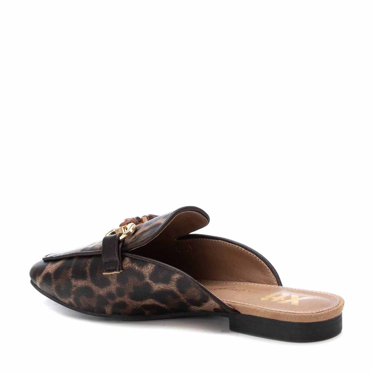Mocas&iacute;n Destalonado Xti Animal Print con Aplicaci&oacute;n para Mujer image number null