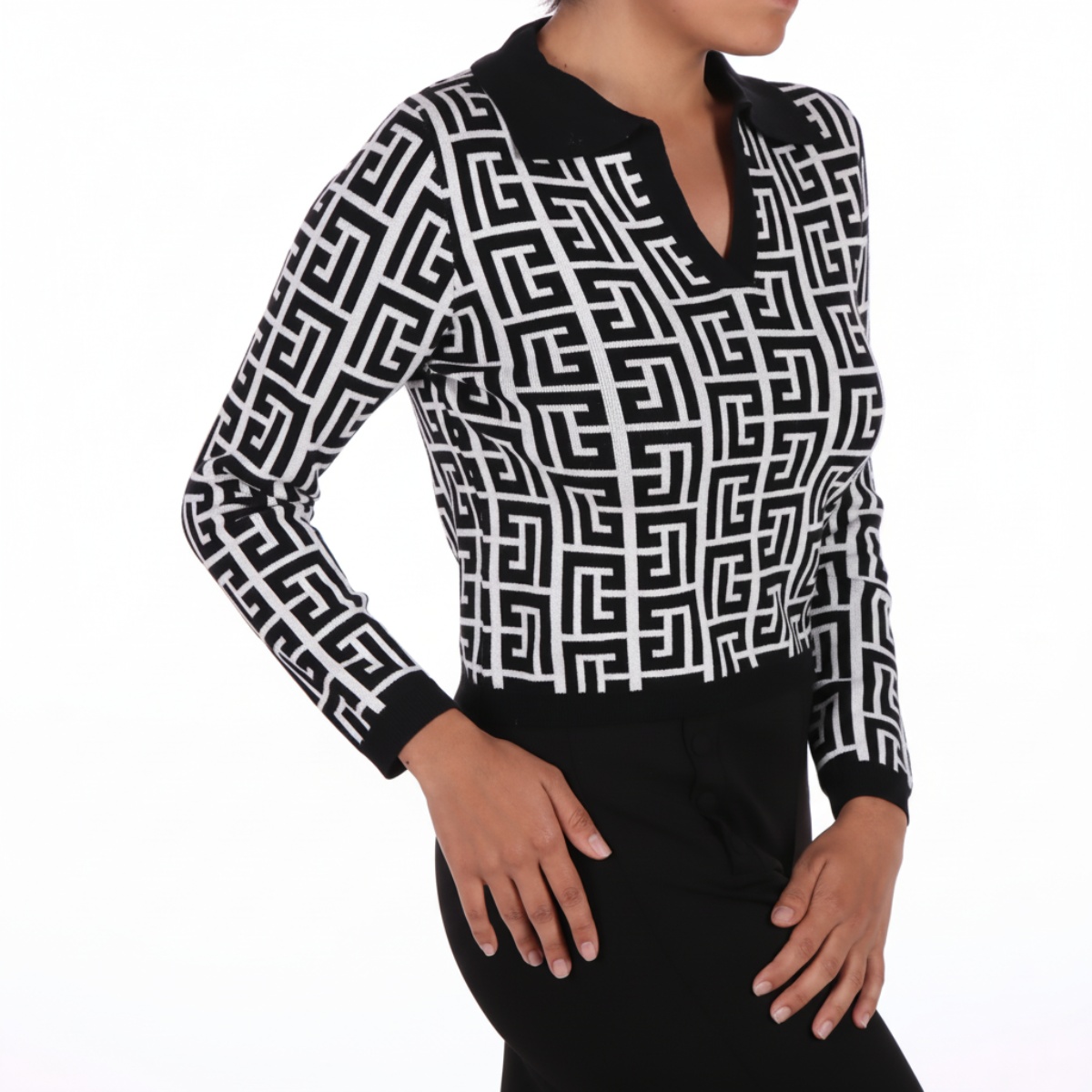 Su&eacute;ter Philosophy Mujer Estampado Grecas Cuello V image number null
