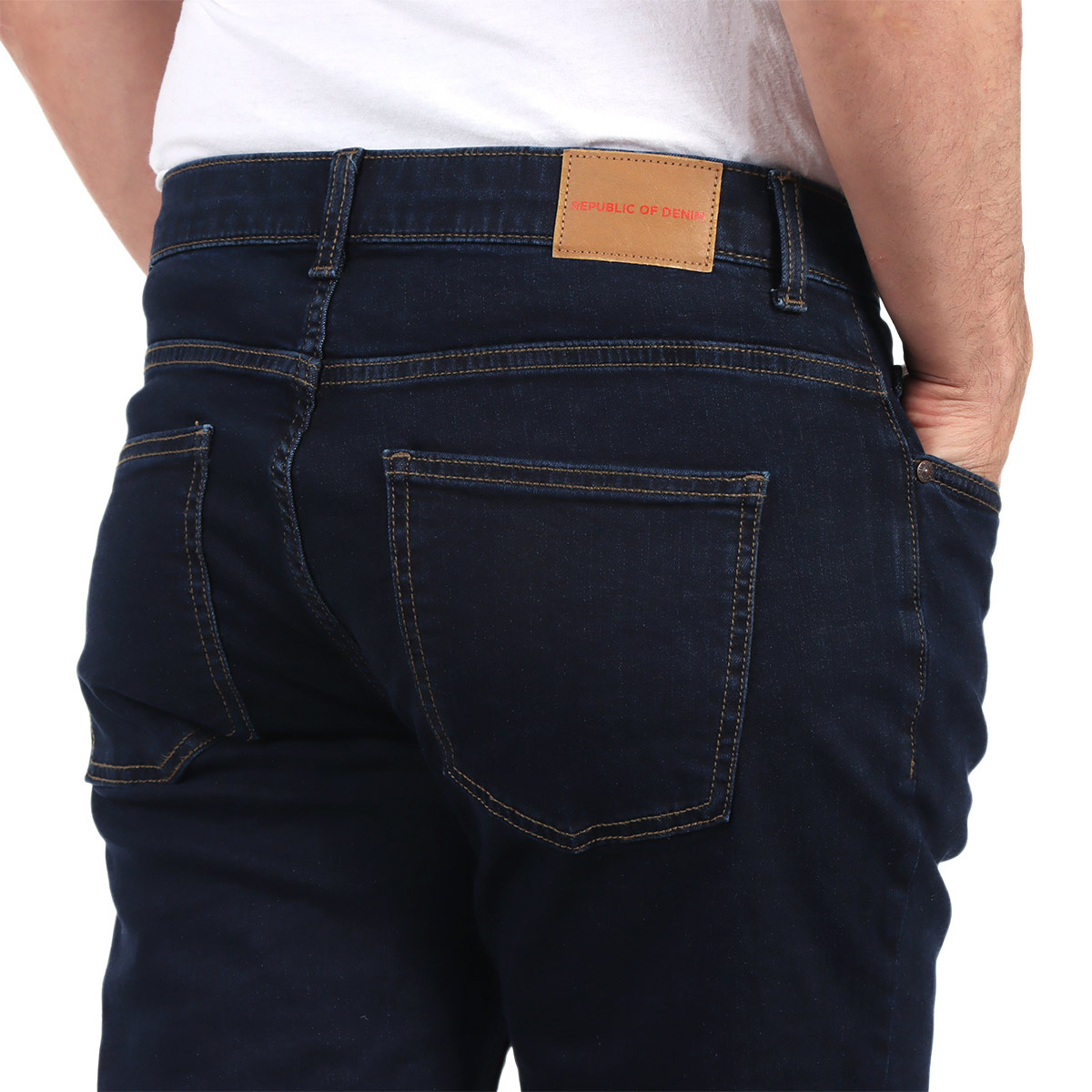 Jeans Modelo Regular Fit Azul Oscuro OVS para Hombre image number null